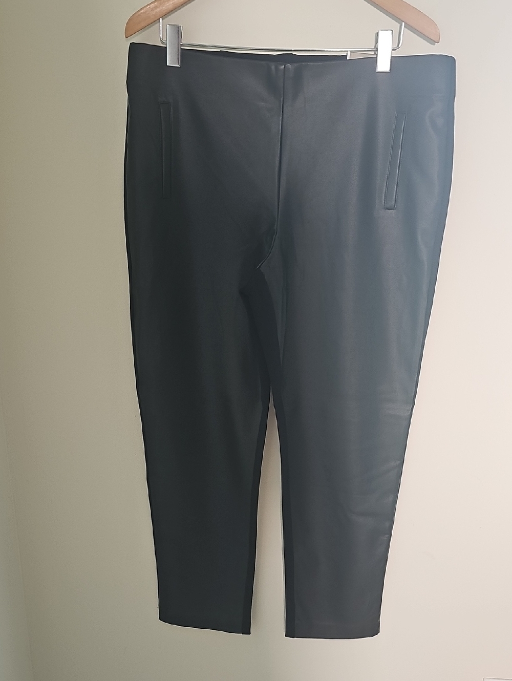 Chicos Womens Black Faux Leather Slim Pants. NWT Juliet Ultimate Fit 2.5